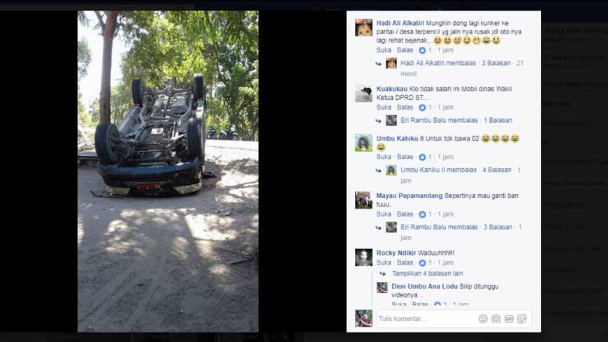 Mobil Dinas Terbalik