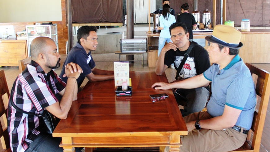 Thony Saut Situmorang Bersama Jurnalis