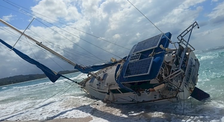 Yacht terdampat